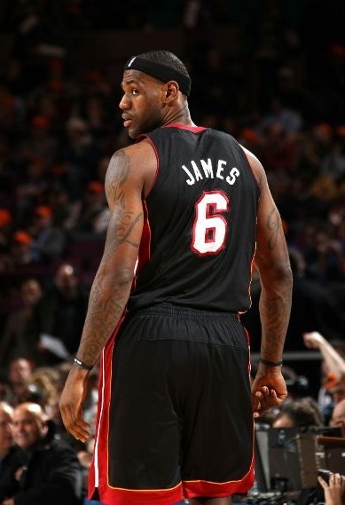 库蒂尼奥为小儿子庆祝生日，一家人身穿他效力过球队的球衣（库蒂尼奥为幼子庆生，全家穿上他昔日效力球队的球衣）