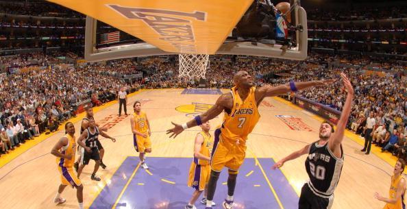 手感一般！伦纳德全场投篮21中7，得到21分6板5助2断（状态平平！伦纳德21投7中，拿下21分6篮板5助攻2抢断）